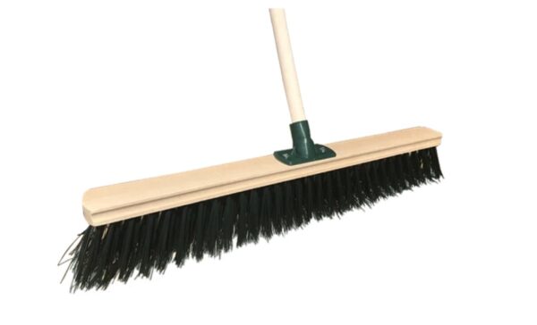 Щетка улично-строительная ж/в (700*50) усиленный угловой держатель+Черенок